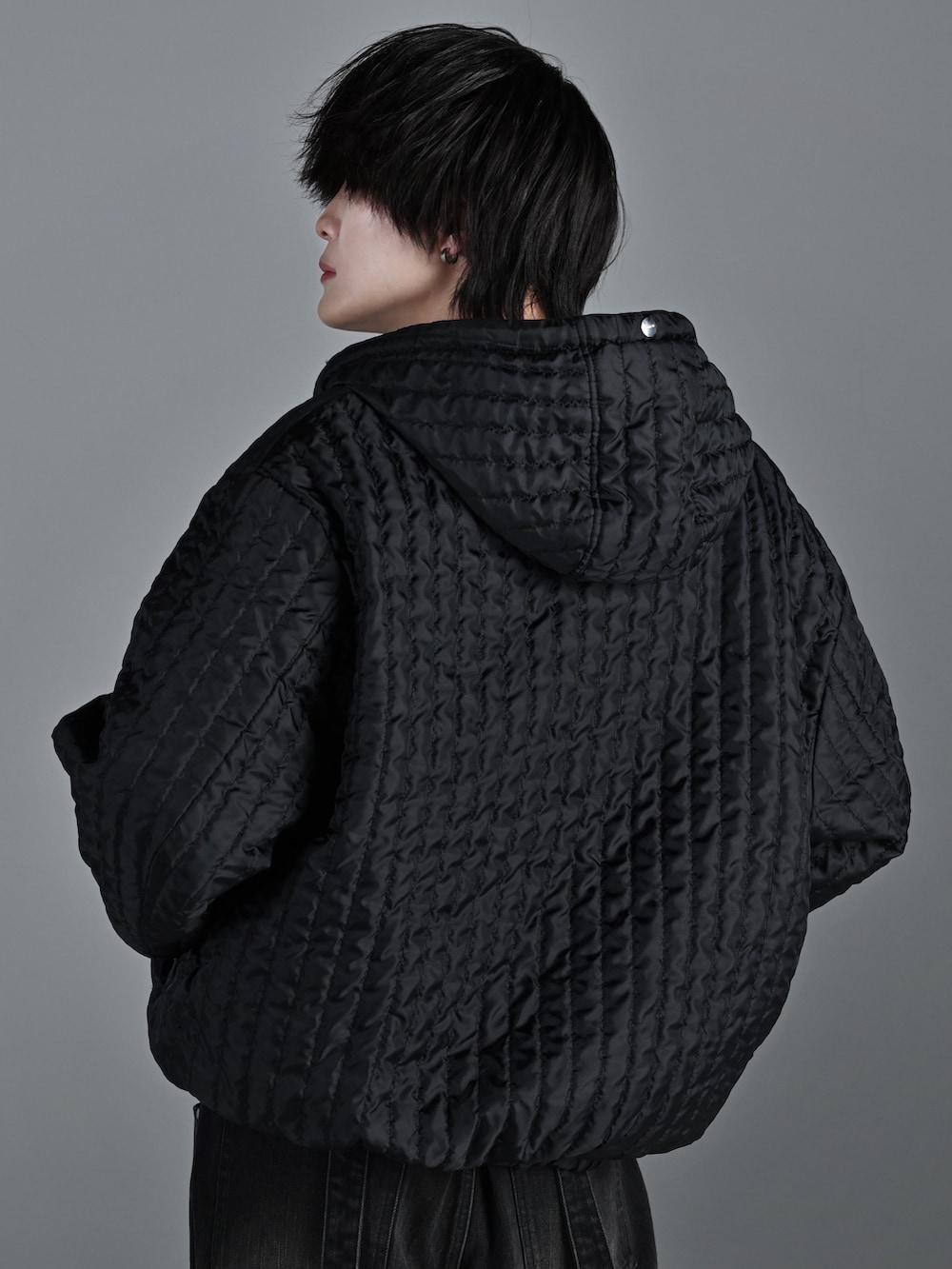 ブラック系のブルゾン、ブラック系のデニムパンツ、グレー系のスウェットを着用したメンズの冬コーディネートの5枚目の写真