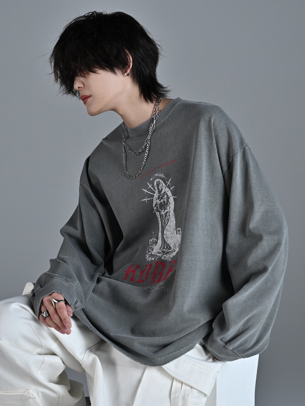 ホワイト系のスニーカー、グレー系のTシャツ/カットソー、ホワイト系のカーゴパンツを着用したメンズの秋コーディネートの3枚目の写真