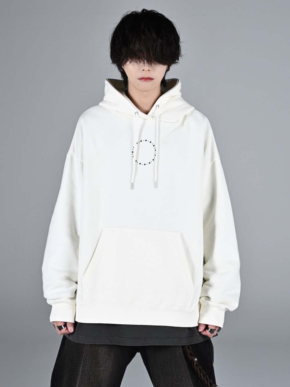 ホワイト系のスニーカー、ブラック系のショルダーバッグ、グレー系のTシャツ/カットソーを着用したメンズの秋コーディネートの2枚目の写真