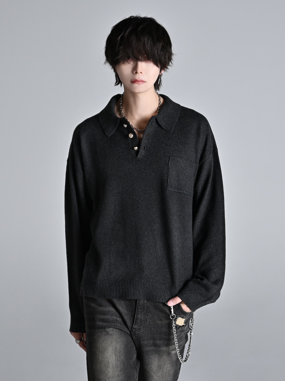 ブラック系のデニムパンツ、ブラック系のローファー、ブラック系のショルダーバッグを着用したメンズの冬コーディネートの3枚目の写真