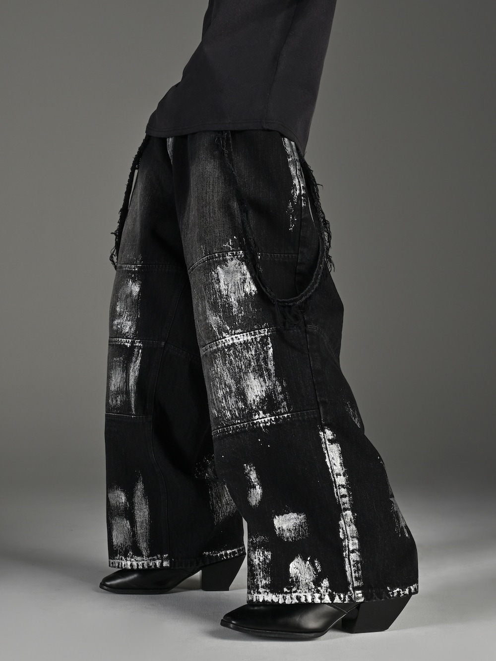 ブラック系のシャツ/ブラウス、グレー系のタンクトップ、ブラック系のデニムパンツを着用したメンズの夏コーディネートの3枚目の写真