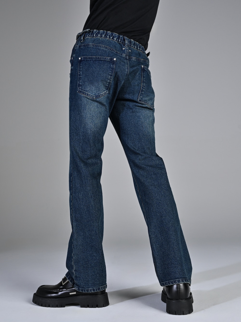 ベージュ系のブーツ、ブラック系のデニムパンツ、ブラウン系のシャツ/ブラウスを着用したメンズの冬コーディネートの5枚目の写真