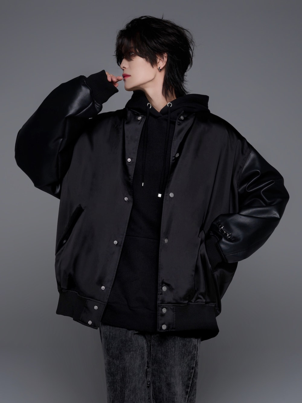 ブラック系のブーツ、ブラック系のスタジャン、ブラック系のパーカーを着用したメンズの夏コーディネートの3枚目の写真