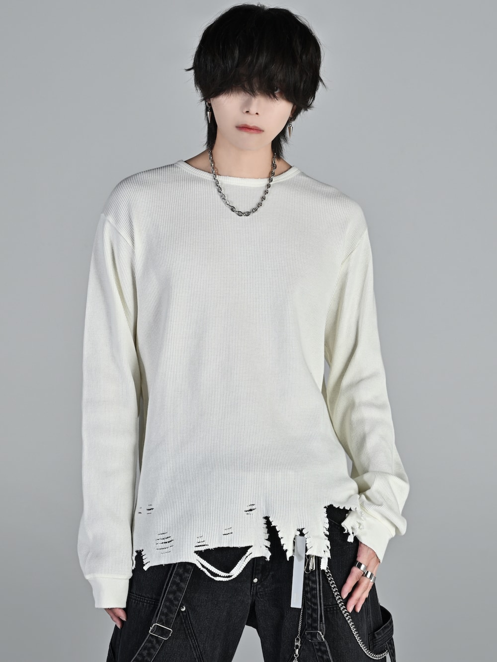 ベージュ系のブーツ、ブラック系のカーゴパンツ、ブラック系のTシャツ/カットソーを着用したメンズの秋コーディネートの3枚目の写真