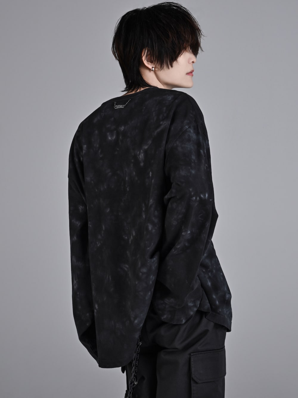 ブラック系のカーゴパンツ、ブラック系のブーツ、ブラック系のショルダーバッグを着用したメンズの秋コーディネートの3枚目の写真