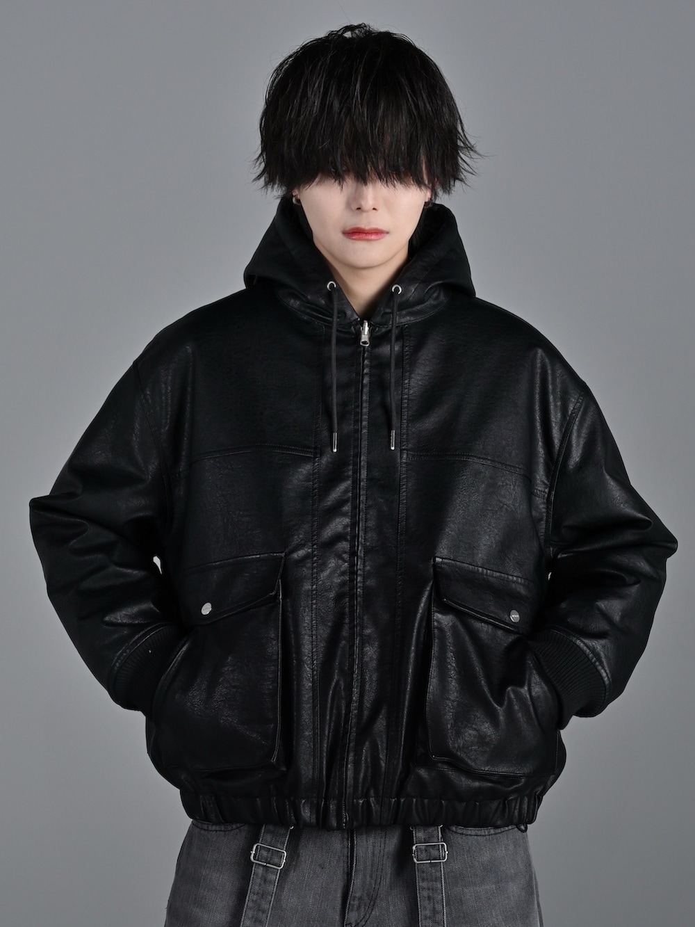 グレー系のスウェット、ブラック系のブルゾン、グレー系のデニムパンツを着用したメンズの春コーディネートの3枚目の写真