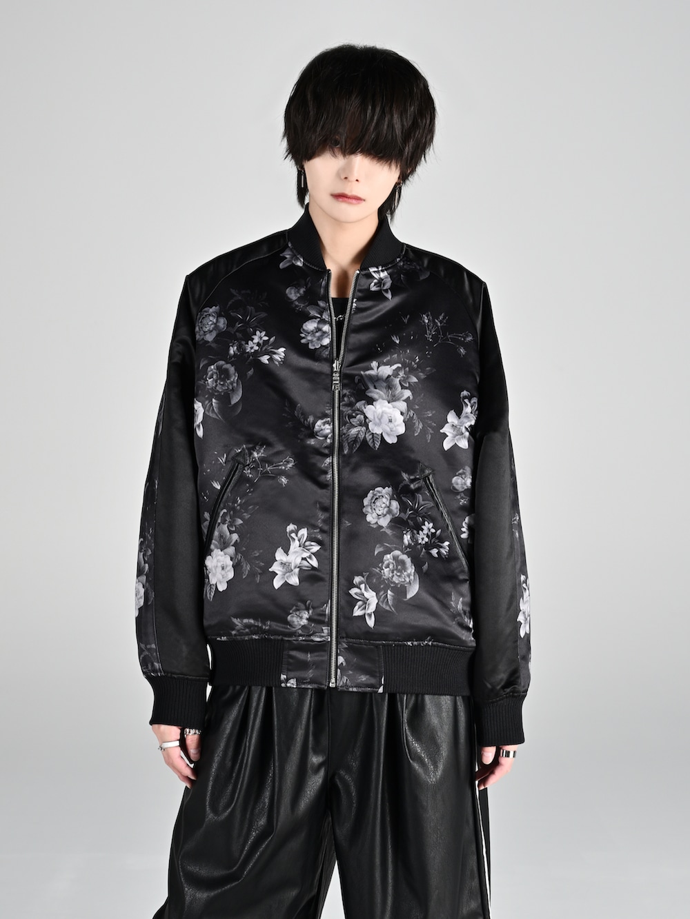 レッド系のタンクトップ、ブラック系のデニムパンツ、ブラック系のブーツを着用したメンズの夏コーディネートの4枚目の写真