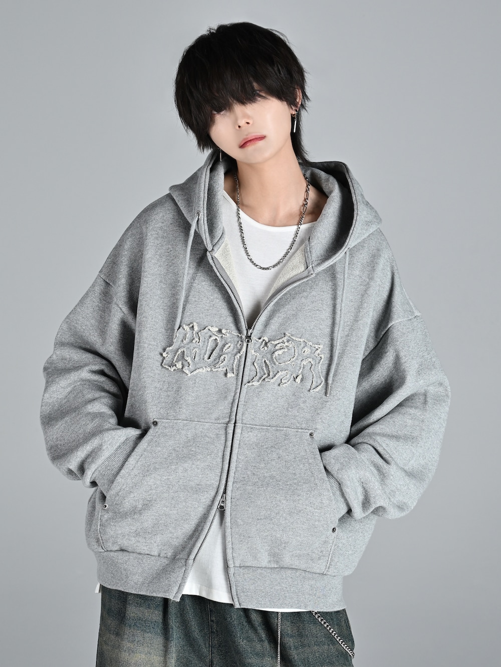 ブルー系のその他パンツ、ホワイト系のスニーカー、グレー系のタンクトップを着用したメンズの秋コーディネートの3枚目の写真