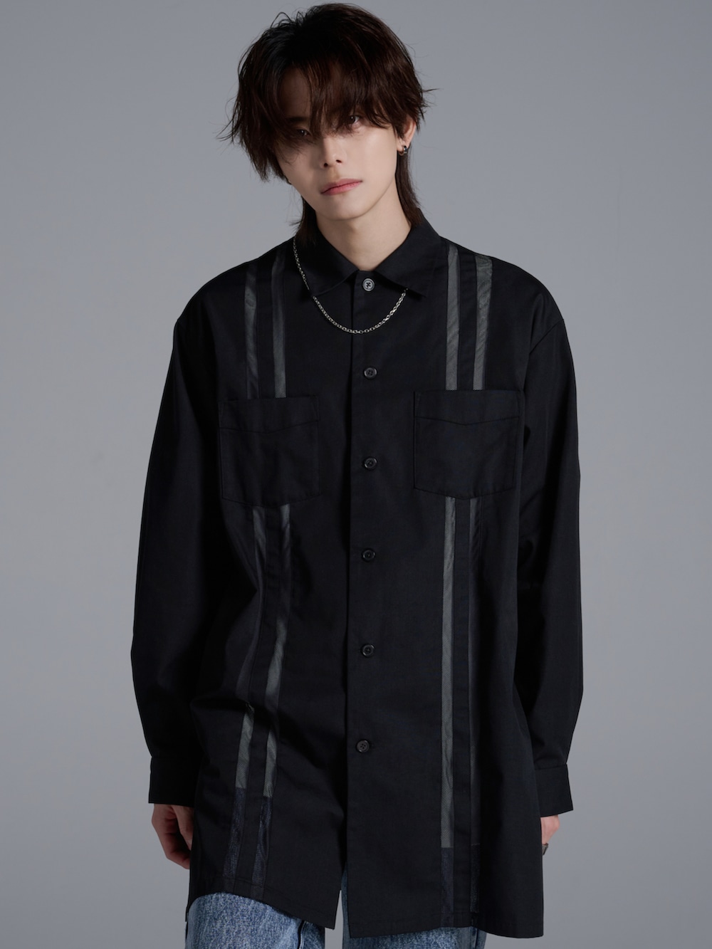 ホワイト系のTシャツ/カットソー、ブルー系のデニムパンツ、ブラック系のブーツを着用したメンズの春コーディネートの5枚目の写真