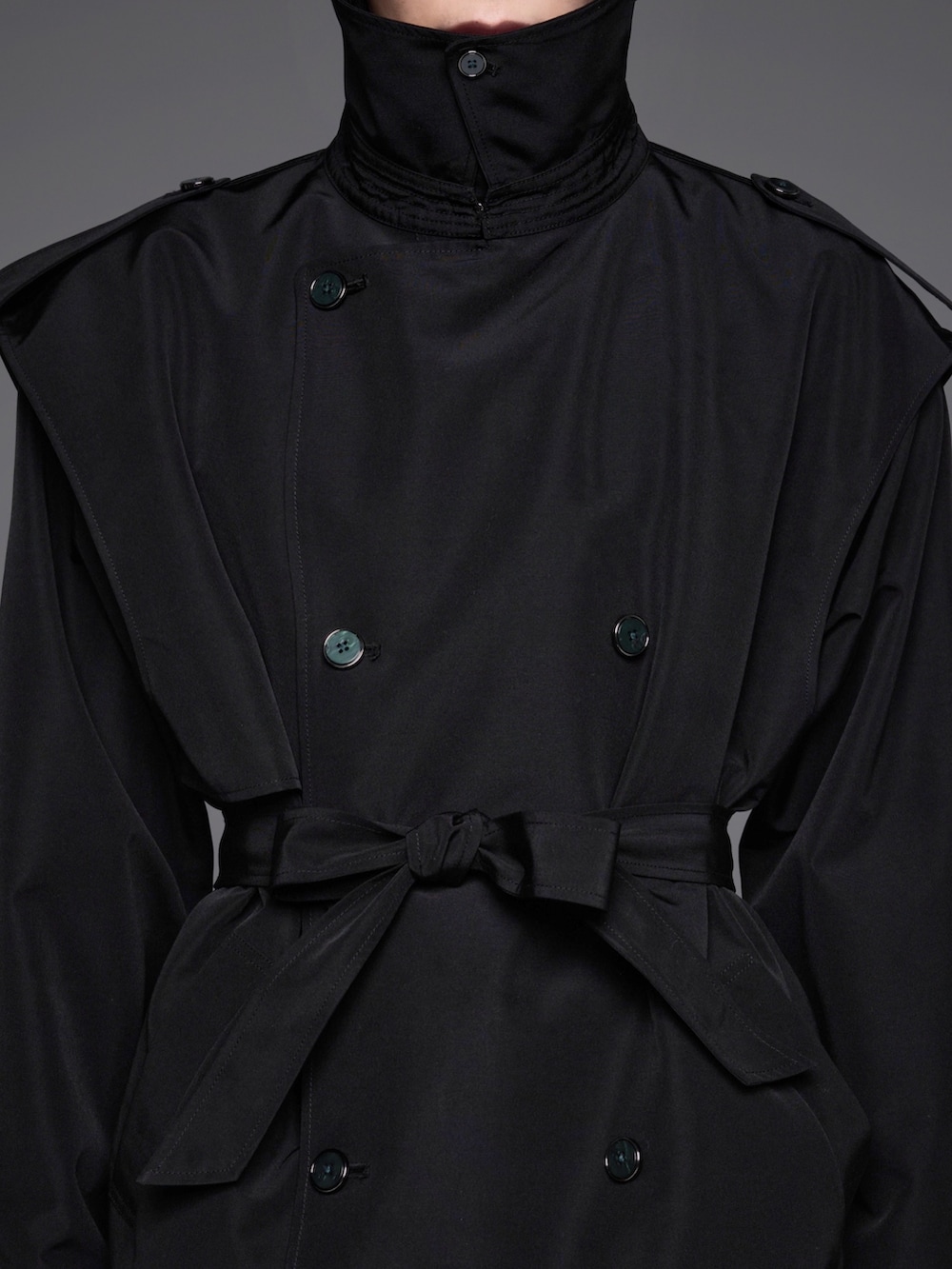 ブラック系のニット/セーター、ブラック系のトレンチコート、ブラック系のリングを着用したメンズの冬コーディネートの2枚目の写真