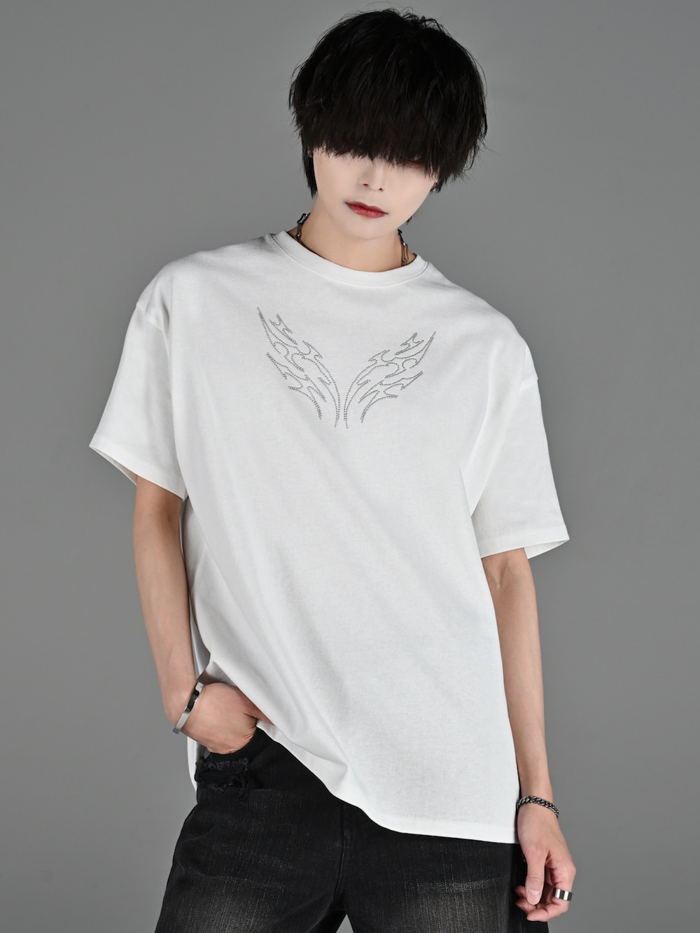 ホワイト系のスニーカー、ホワイト系のTシャツ/カットソー、ブラック系のデニムパンツを着用したメンズの春コーディネートの2枚目の写真