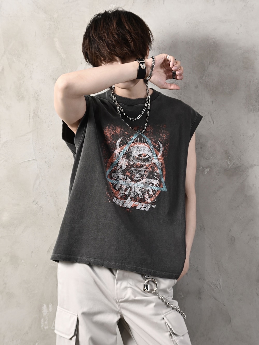 ブラック系のTシャツ/カットソー、グレー系のカーゴパンツ、ブラック系のスニーカーを着用したメンズの夏コーディネートの2枚目の写真