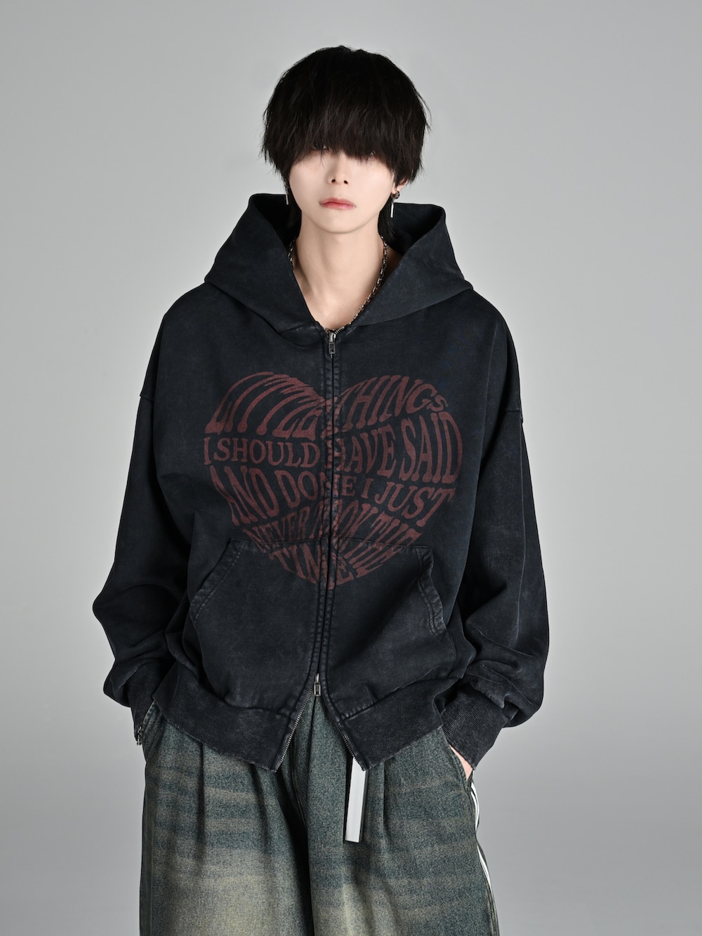 ブルー系のその他パンツ、ブラック系のローファー、ブラック系のパーカーを着用したメンズの夏コーディネートの2枚目の写真