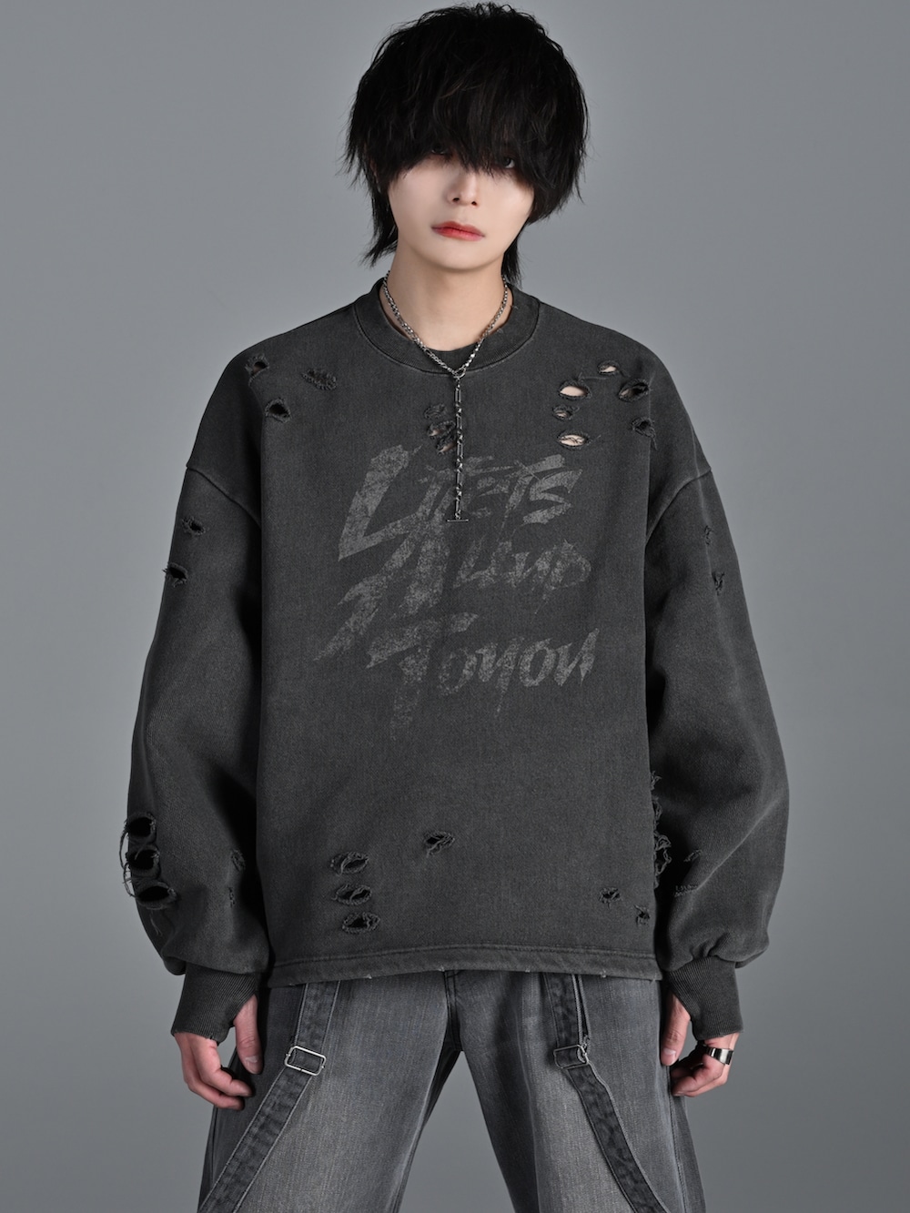 グレー系のスウェット、グレー系のデニムパンツ、ブラック系のスニーカーを着用したメンズの冬コーディネートの2枚目の写真