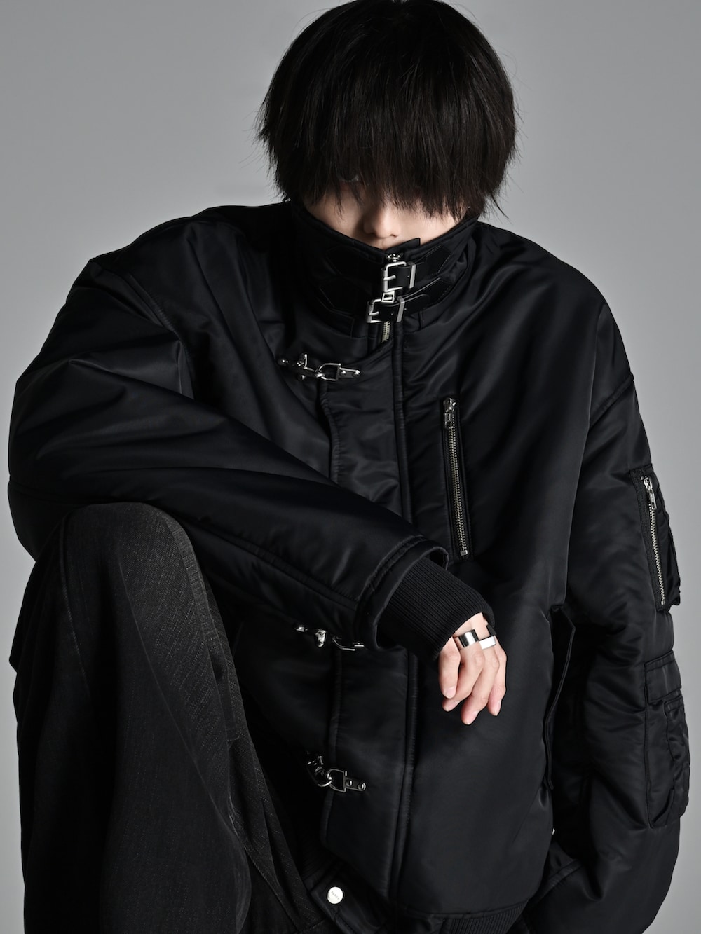 ブラック系のブルゾン、ブラック系のデニムパンツ、ブラック系のショルダーバッグを着用したメンズの秋コーディネートの3枚目の写真