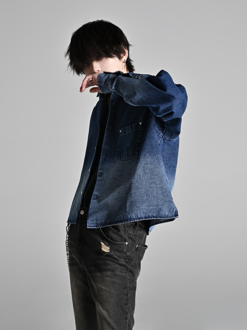 ブルー系のシャツ/ブラウス、ブラック系のローファー、ブラック系のショルダーバッグを着用したメンズの冬コーディネートの3枚目の写真