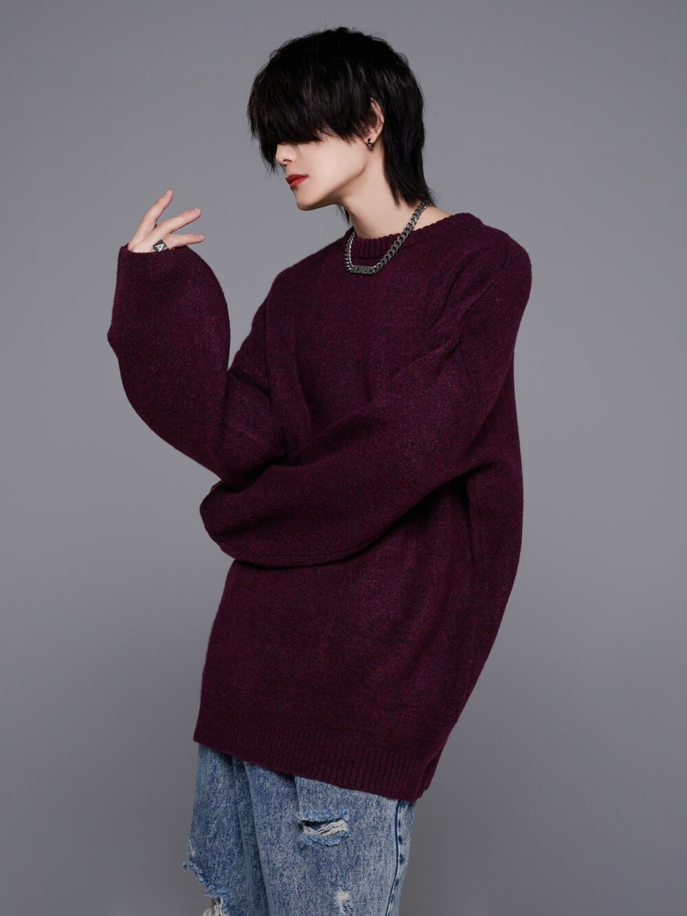 ブルー系のデニムパンツ、ホワイト系のスニーカー、レッド系のニット/セーターを着用したメンズの秋コーディネートの5枚目の写真