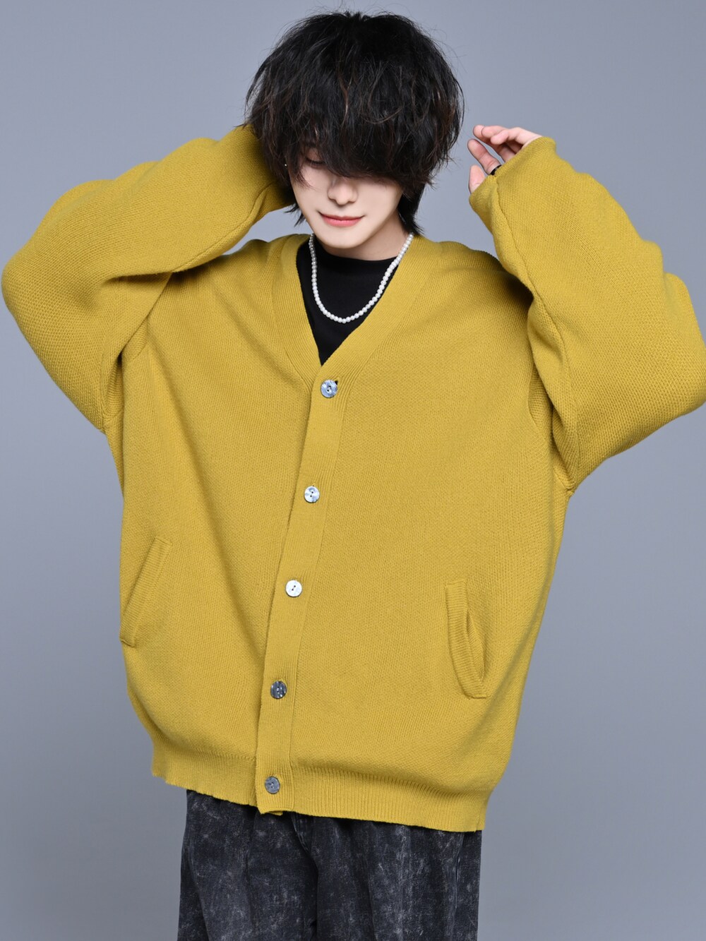 「きれいめカジュアル、冬コーデ、ワイドパンツ、ワイドデニム、デニム、ビッグシルエット、私の推しブランド、シンプルコーデ、カーディガン、イエロー、休日スタイル、オーバーサイズ、韓国ファッション、春コーデ、ほめられ本命コーデ」|「ADRERのヴィンテージメイクワイドテーパードデニム(デニムパンツ、ブラック系)」を使った、犬飼京 inukai keiさん(メンズ・183cm)の冬コーディネートの3枚目の写真