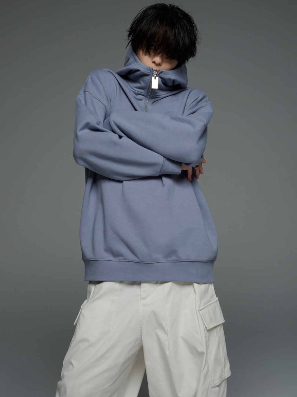 ホワイト系のカーゴパンツ、ホワイト系のスニーカー、グレー系のパーカーを着用したメンズの秋コーディネートの2枚目の写真