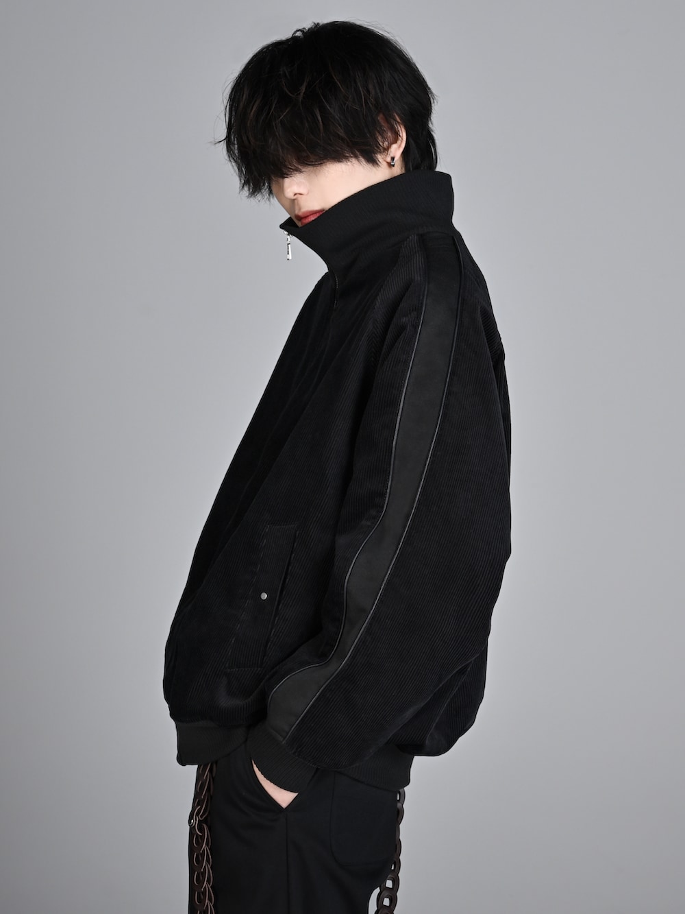 ブラック系のスラックス、ブラック系のブーツ、ブラック系のブルゾンを着用したメンズの秋コーディネートの2枚目の写真