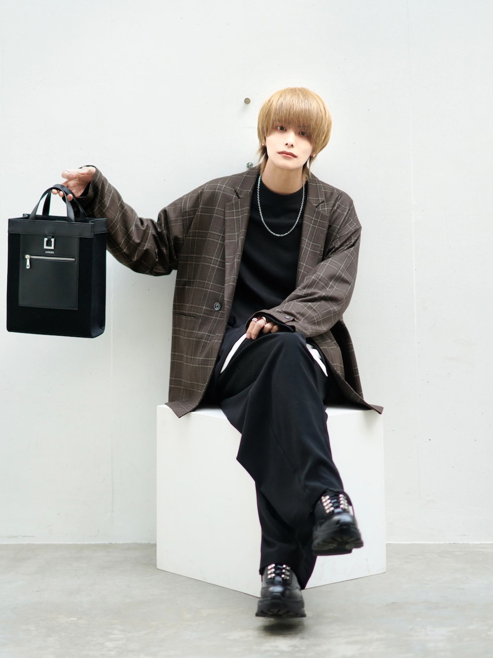 ブラック系のTシャツ/カットソー、ブラウン系のテーラードジャケット、ホワイト系のTシャツ/カットソーを着用したメンズの春コーディネートの5枚目の写真