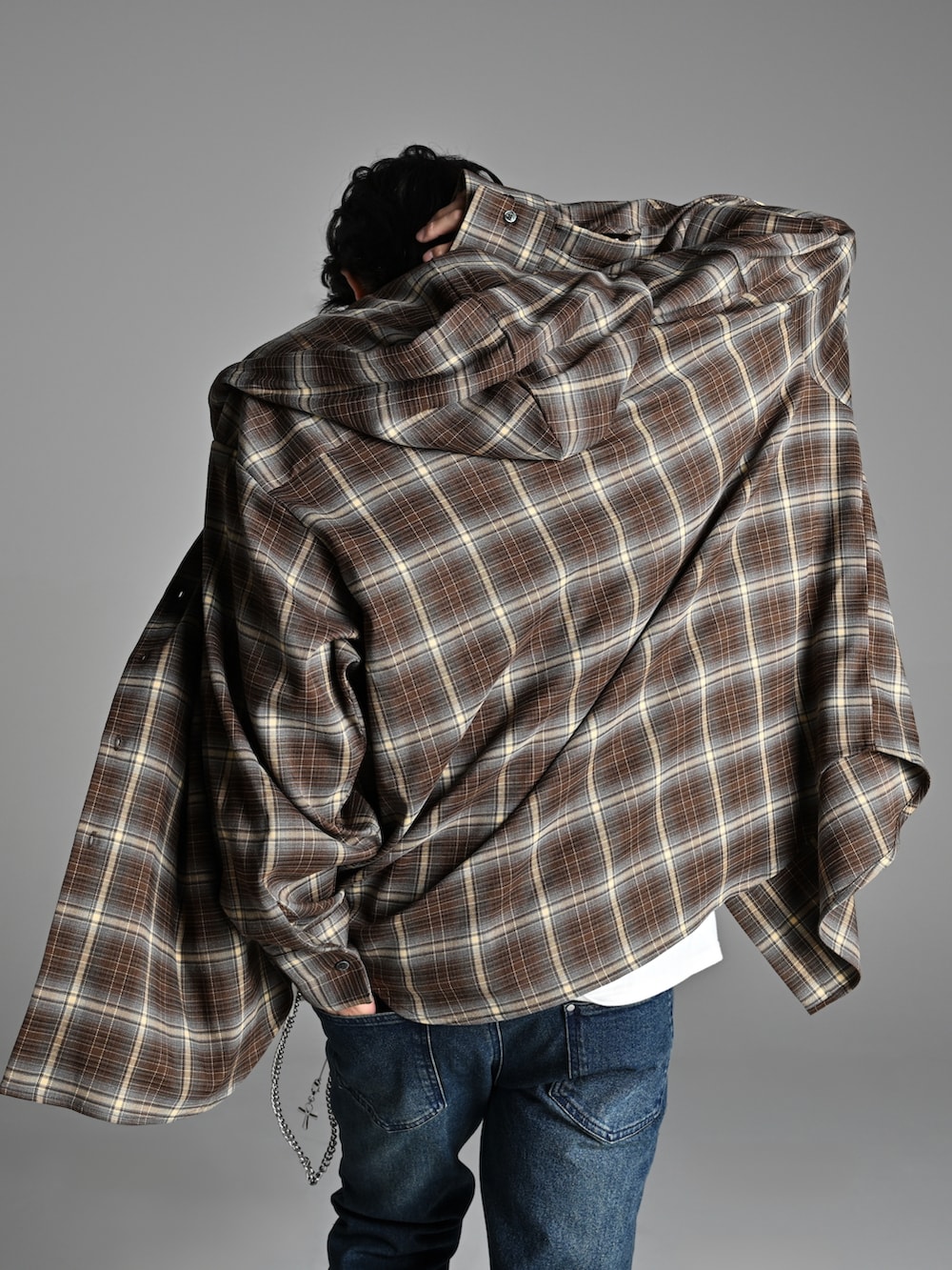 ベージュ系のブーツ、ブラック系のデニムパンツ、ブラウン系のシャツ/ブラウスを着用したメンズの冬コーディネートの3枚目の写真