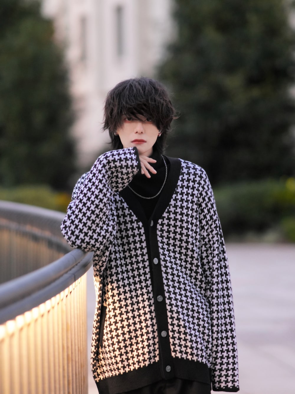 ブラック系のニット/セーター、ブラック系のブーツ、ブラック系のカーゴパンツを着用したメンズの冬コーディネートの5枚目の写真