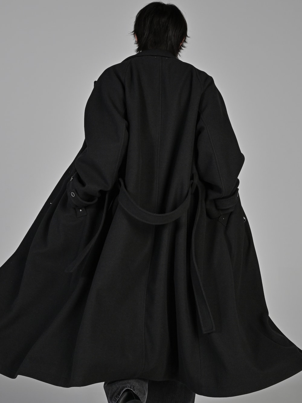 ブラック系のデニムパンツ、ブラック系のローファー、ブラック系のその他アウターを着用したメンズの秋コーディネートの3枚目の写真