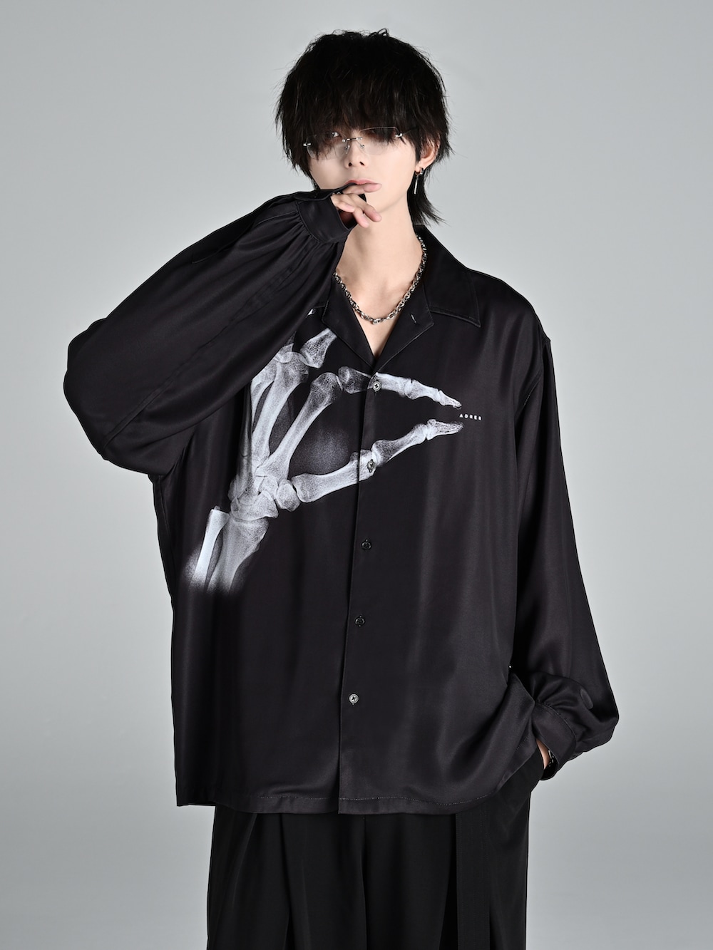 ブラック系のスラックス、ブラック系のブーツ、ブラック系のシャツ/ブラウスを着用したメンズの夏コーディネートの2枚目の写真