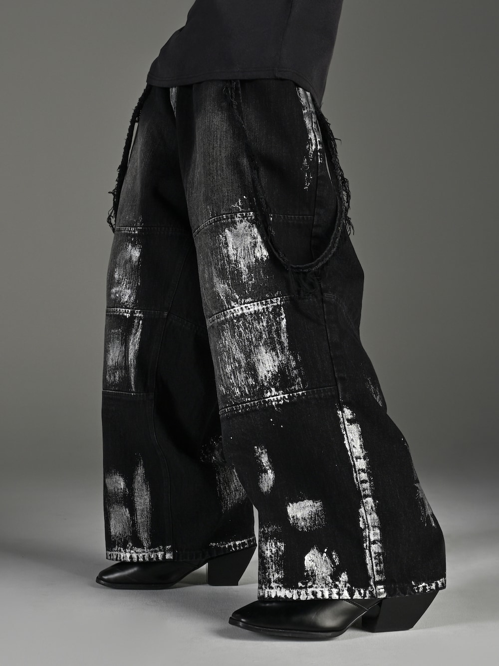 ブラック系のショルダーバッグ、ブラック系のブーツ、ブラウン系のTシャツ/カットソーを着用したメンズの春コーディネートの4枚目の写真