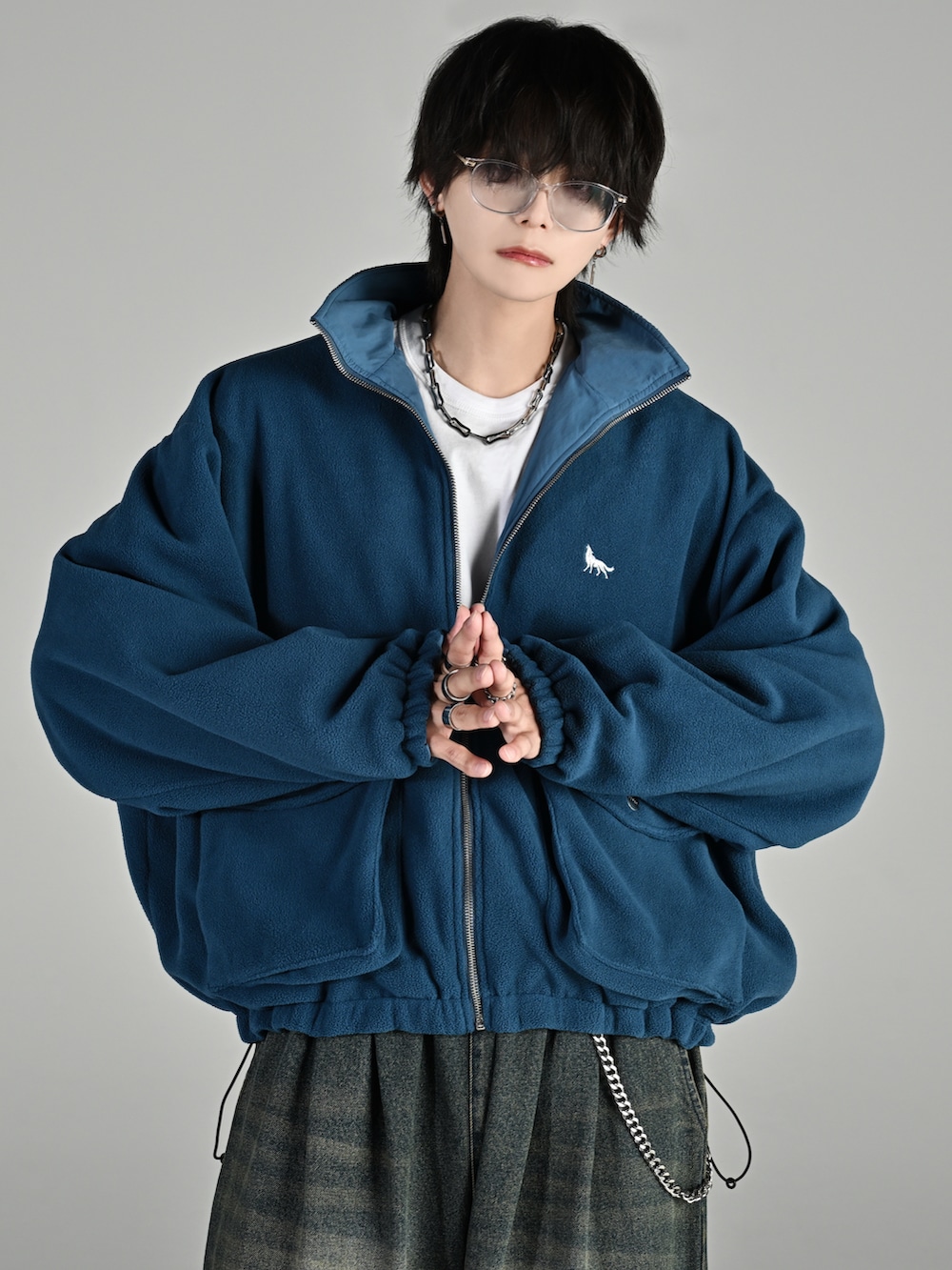 ブラック系のショルダーバッグ、ブルー系のブルゾン、グレー系のデニムパンツを着用したメンズの秋コーディネートの3枚目の写真