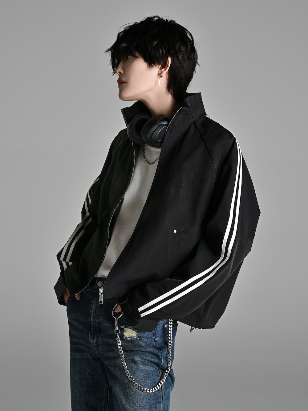 ブラック系のスニーカー、ブラック系のショルダーバッグ、ブラック系のナイロンジャケットを着用したメンズの冬コーディネートの4枚目の写真