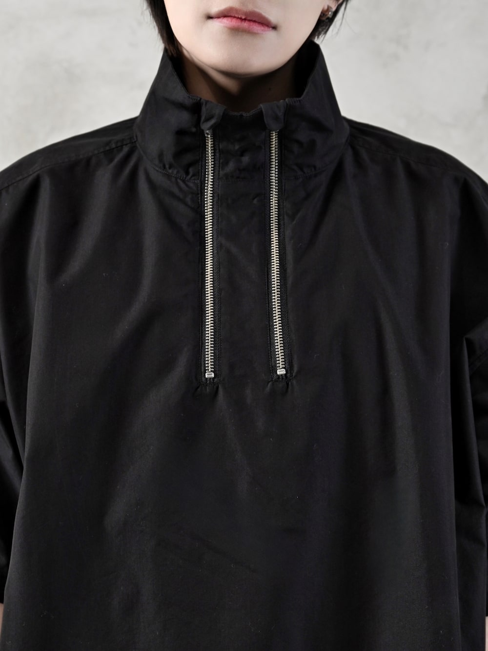 ブラック系のショルダーバッグ、ブラック系のシャツ/ブラウス、ホワイト系のカーゴパンツを着用したメンズの春コーディネートの3枚目の写真