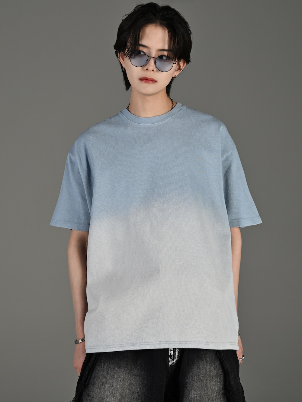 「春めき満開コーデ、adrer、アドラー、犬飼京、グラデーション、Tシャツ、オーバーサイズ、箔デニム、箔プリント、デニムパンツ、デニム、スニーカー、スニーカーコーデ、プチプラ、韓国ファッション」｜「BALENCIAGAのアイテム（スニーカー、ホワイト系）」を使った、犬飼京 inukai keiさん（メンズ・183cm）の春コーディネートの2枚目の写真