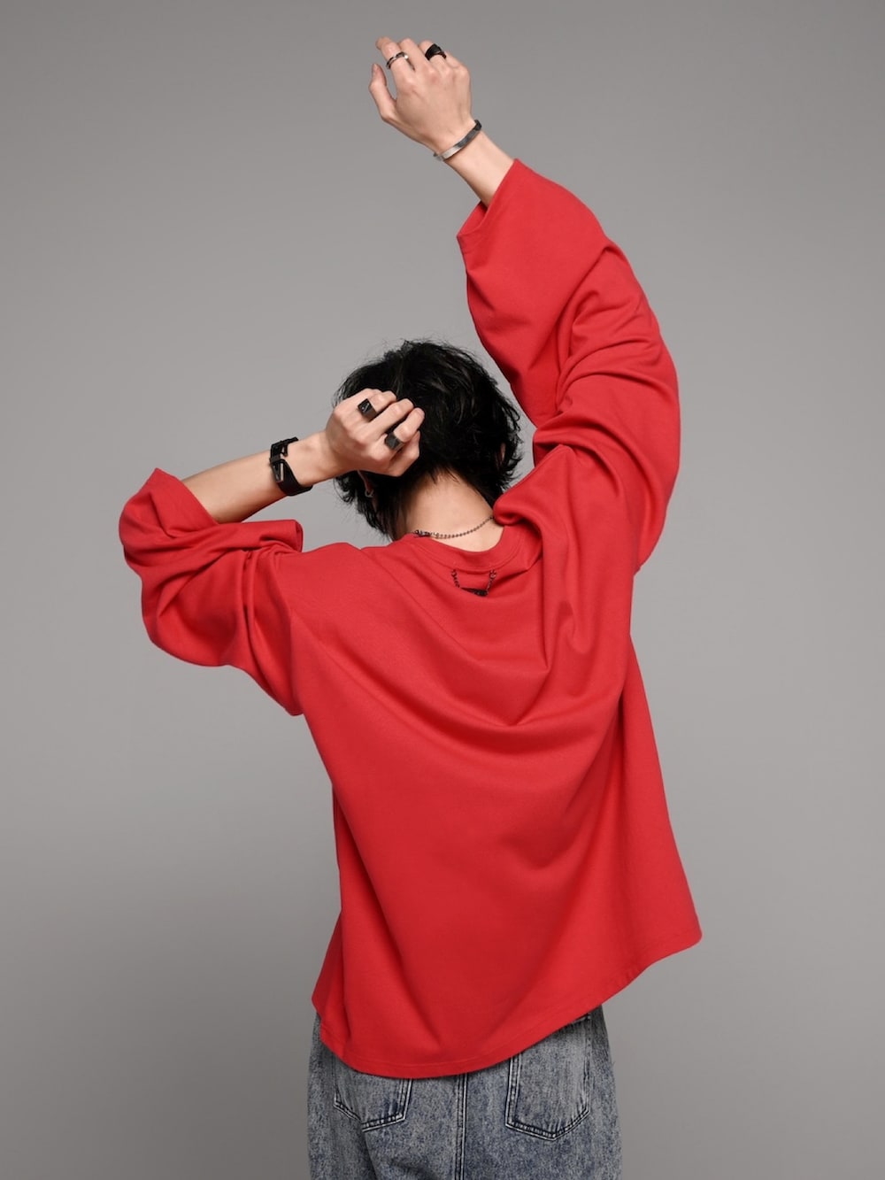 ブルー系のデニムパンツ、ホワイト系のスニーカー、ブラウン系のTシャツ/カットソーを着用したメンズの夏コーディネートの5枚目の写真
