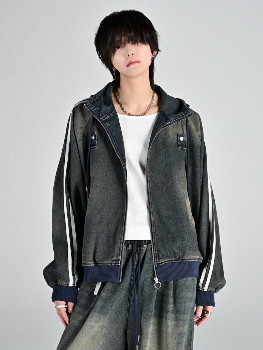 グレー系のタンクトップ、ブルー系のブルゾン、ブルー系のその他パンツを着用したメンズの春コーディネートの2枚目の写真