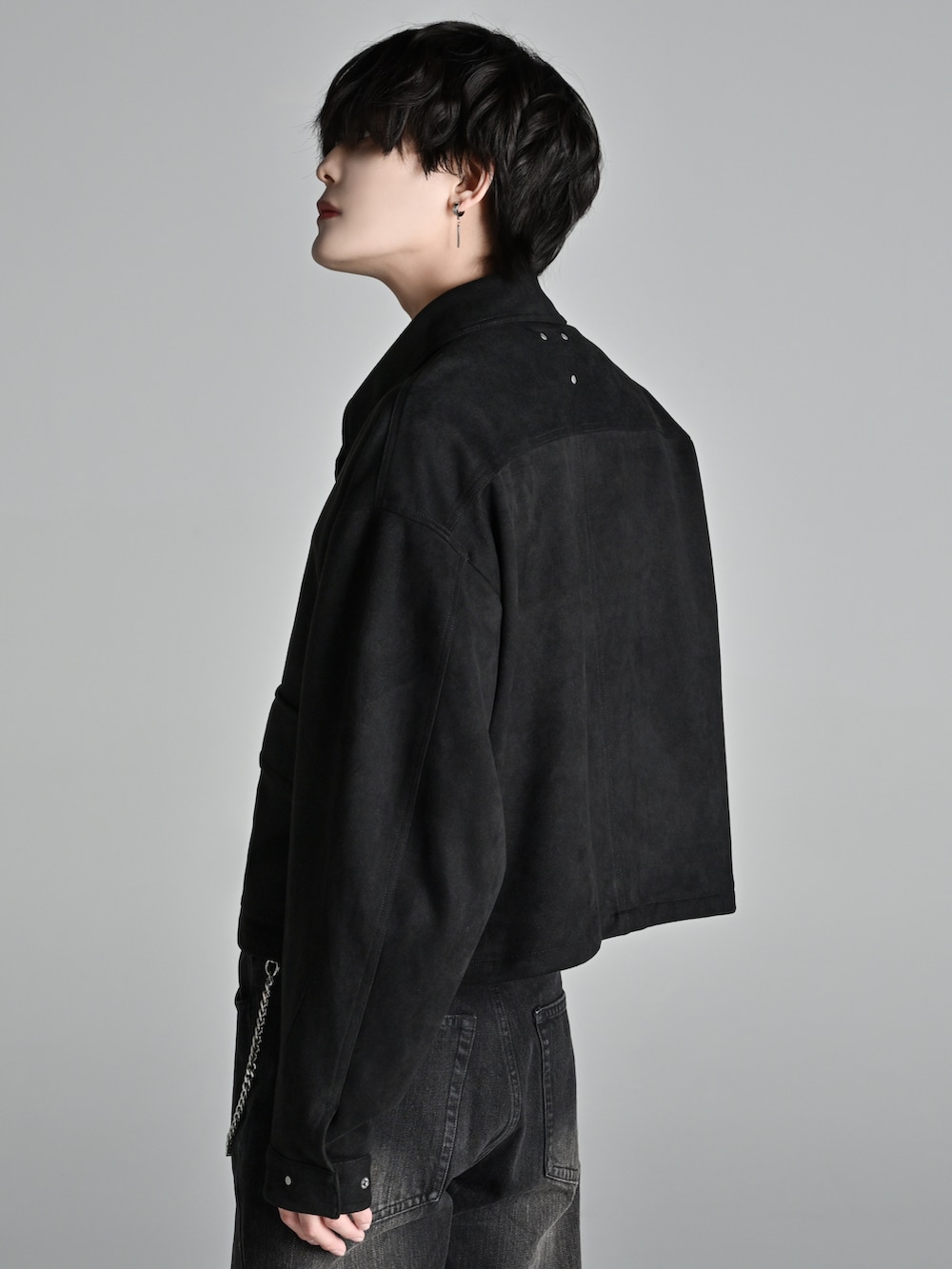 ブラック系のローファー、ブラック系のショルダーバッグ、ブラック系のブルゾンを着用したメンズの冬コーディネートの3枚目の写真