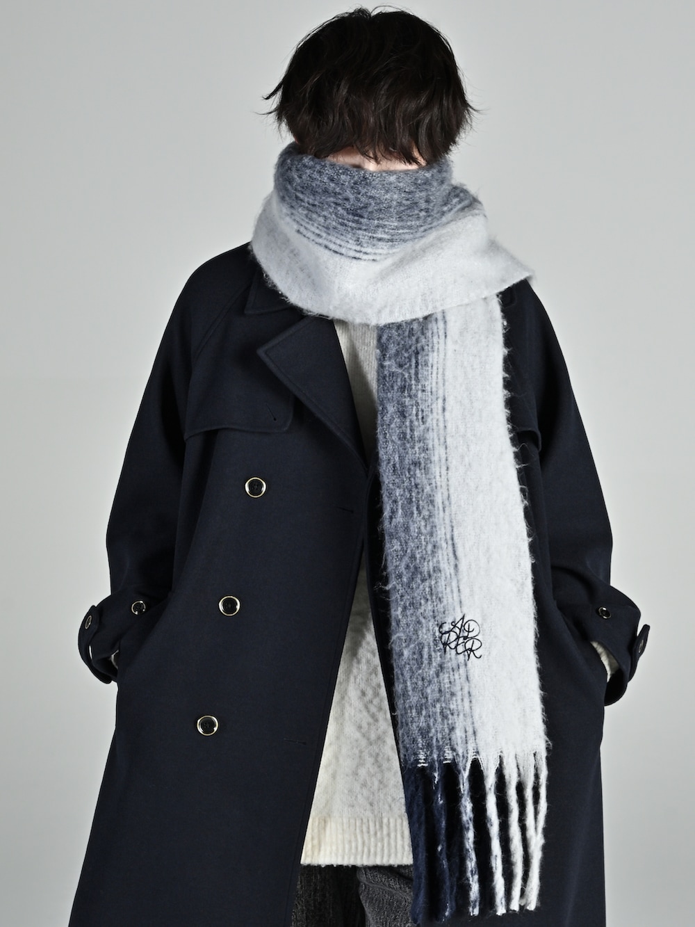 グリーン系のモッズコート、その他のおもちゃ、ブラウン系のマフラーを着用したメンズの秋コーディネートの5枚目の写真