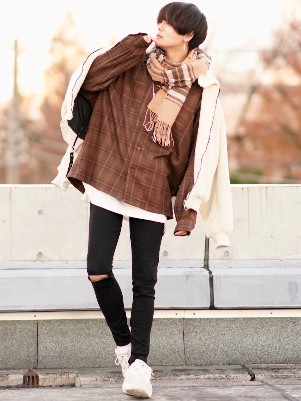 ブラウン系のシャツ/ブラウス、ブラック系のデニムパンツ、ブラック系のスニーカーを着用したメンズの秋コーディネートの4枚目の写真