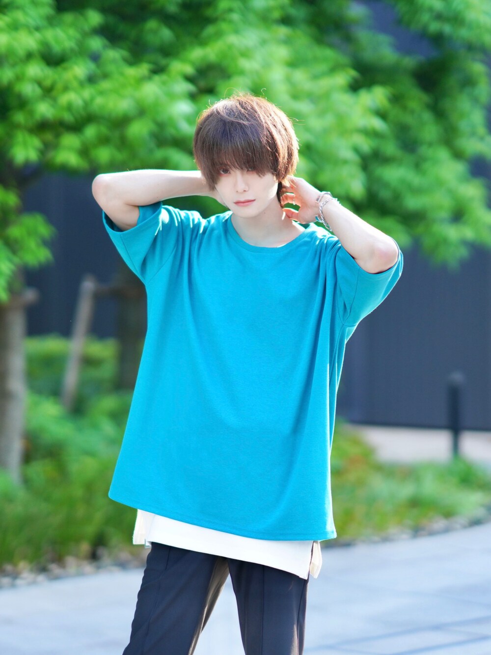 グリーン系のTシャツ/カットソー、ホワイト系のタンクトップ、ブラック系のショルダーバッグを着用したメンズの春コーディネートの3枚目の写真