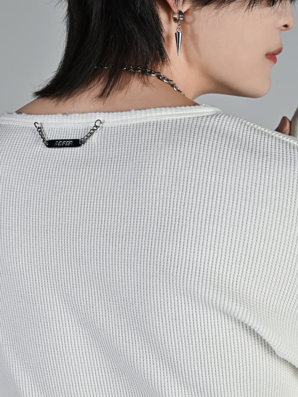 ホワイト系のTシャツ/カットソー、ブラック系のデニムパンツ、ブラック系のローファーを着用したメンズの秋コーディネートの4枚目の写真