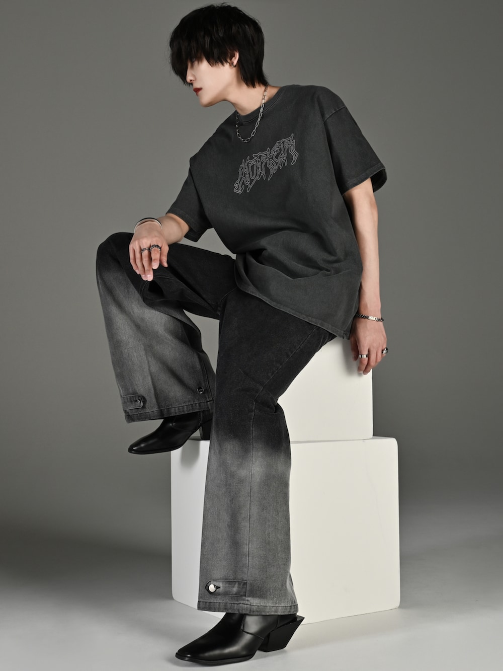 ブラック系のその他パンツ、ブラック系のブーツ、グレー系のTシャツ/カットソーを着用したメンズの春コーディネートの2枚目の写真