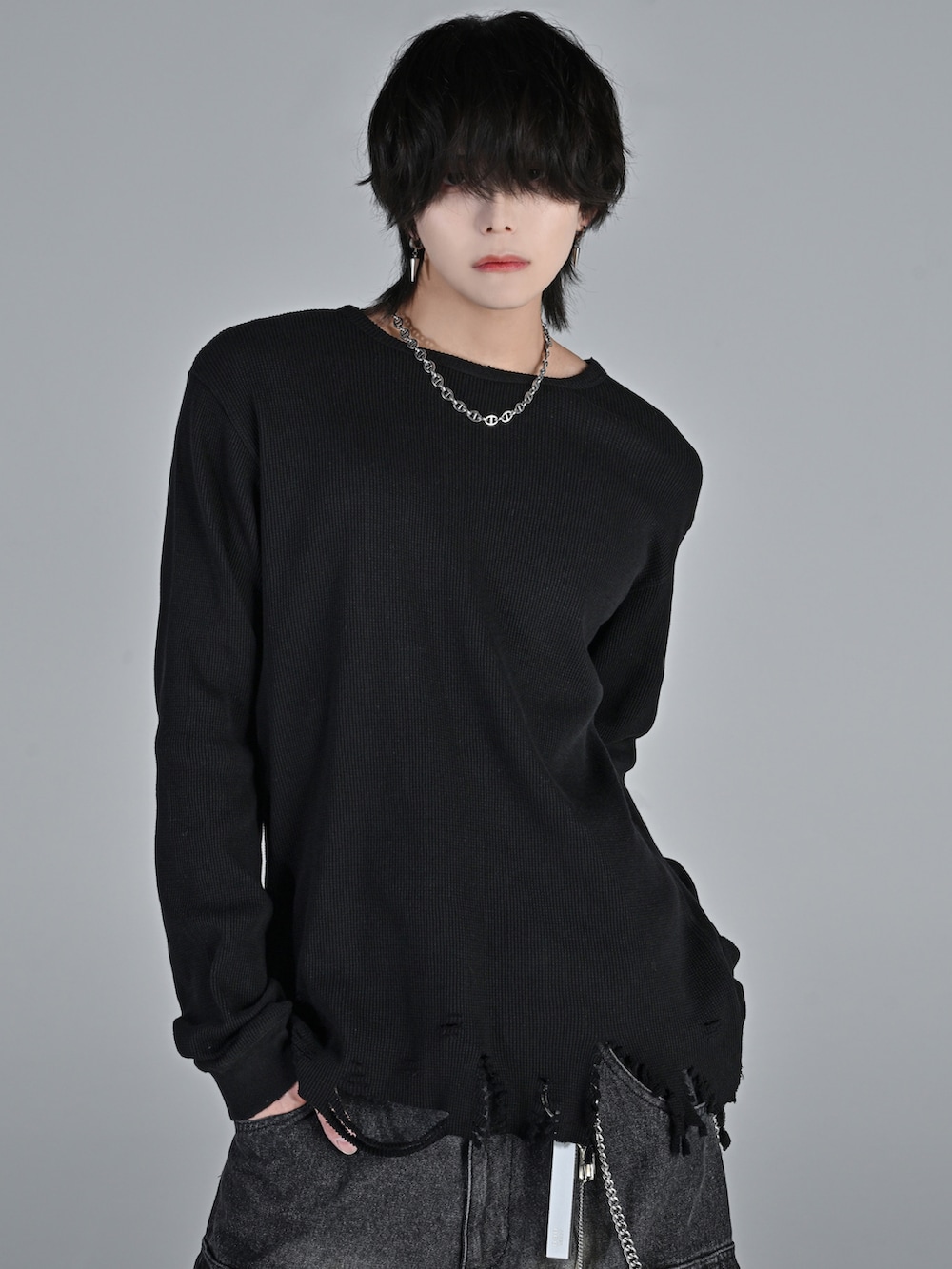 ベージュ系のブーツ、ブラック系のカーゴパンツ、ブラック系のTシャツ/カットソーを着用したメンズの秋コーディネートの2枚目の写真