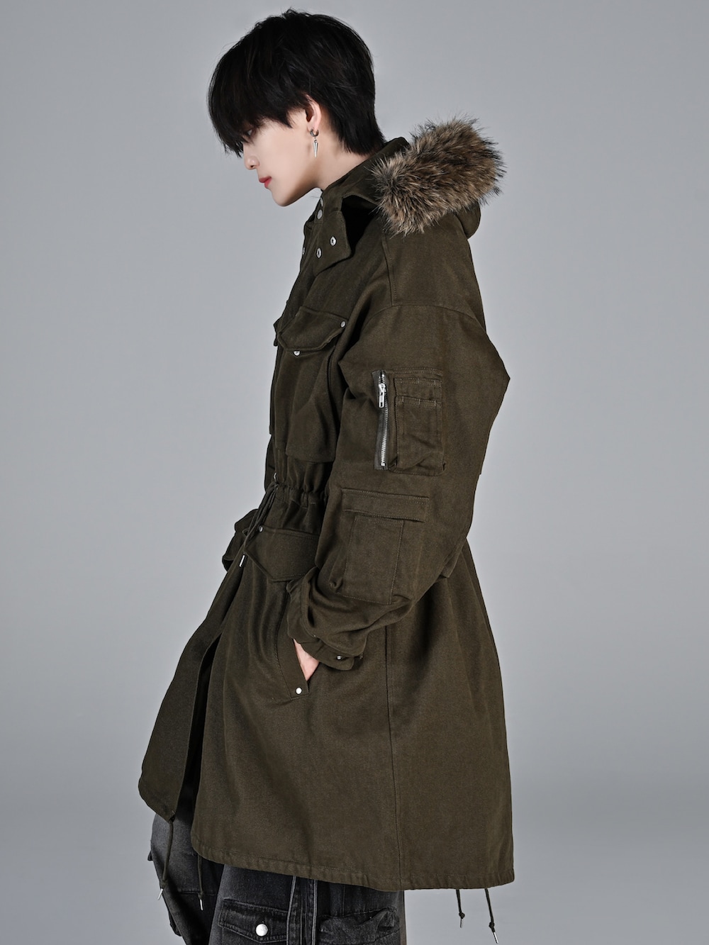 ベージュ系のブーツ、ブラック系のカーゴパンツ、ホワイト系のTシャツ/カットソーを着用したメンズの秋コーディネートの4枚目の写真