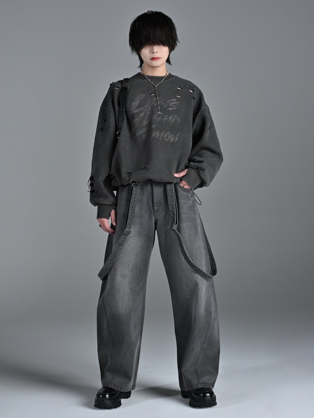 グレー系のデニムパンツ、グレー系のスウェット、ブラック系のショルダーバッグを着用したメンズの春コーディネートの4枚目の写真