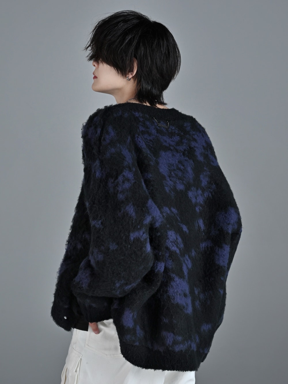 ブラック系のタンクトップ、ホワイト系のスニーカー、ブルー系のカーディガン/ボレロを着用したメンズの秋コーディネートの3枚目の写真