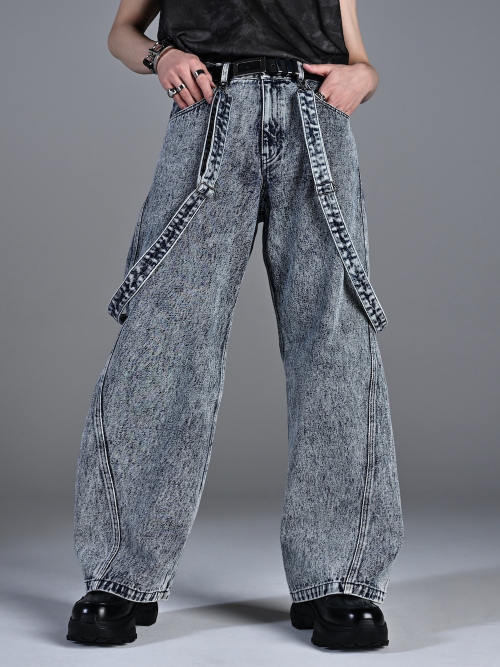 ブラック系のショルダーバッグ、ブラック系のスニーカー、グレー系のパーカーを着用したメンズの冬コーディネートの4枚目の写真