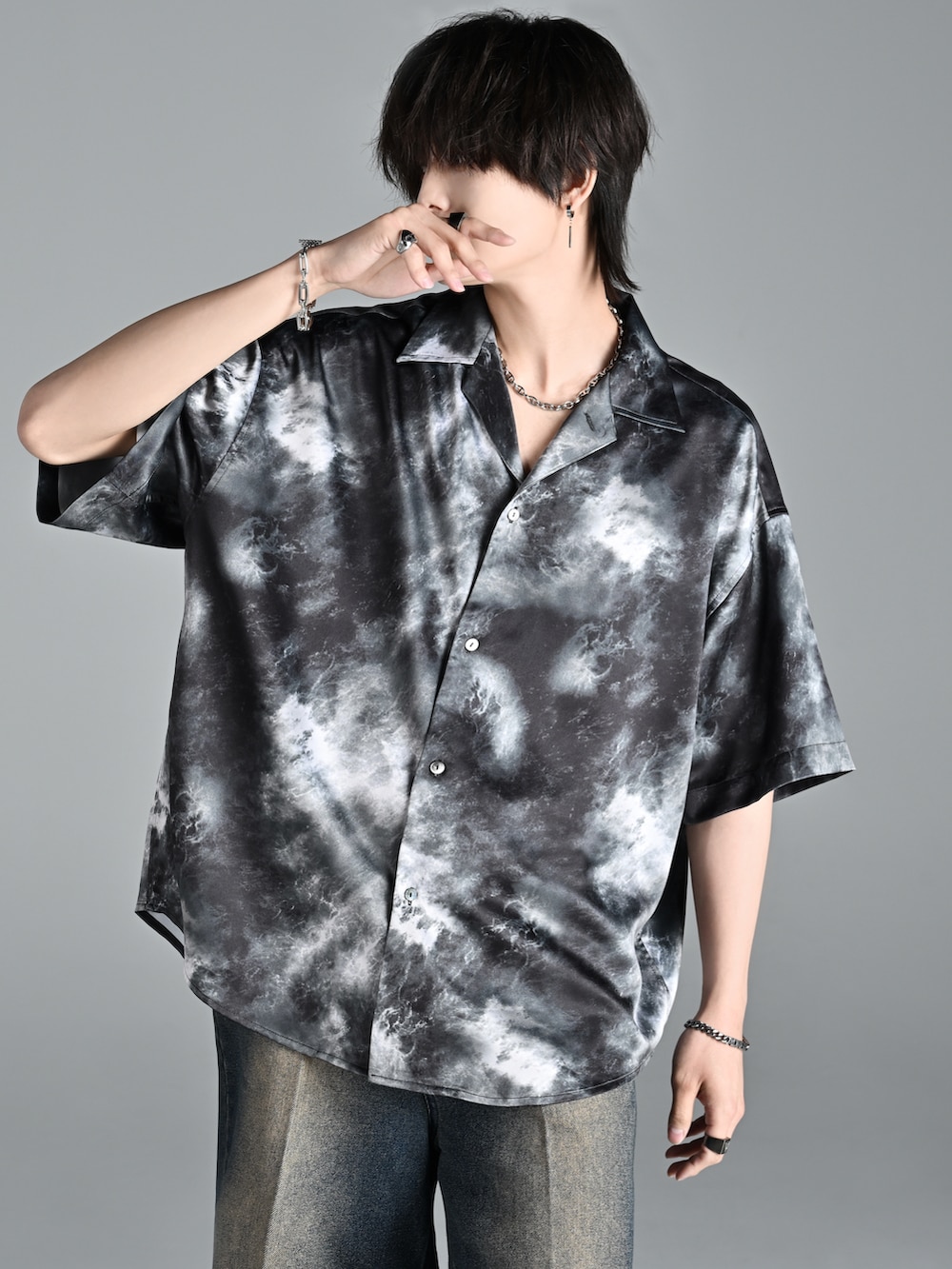 グレー系のタンクトップ、ブラック系のショルダーバッグ、ブラック系のサンダルを着用したメンズの夏コーディネートの2枚目の写真