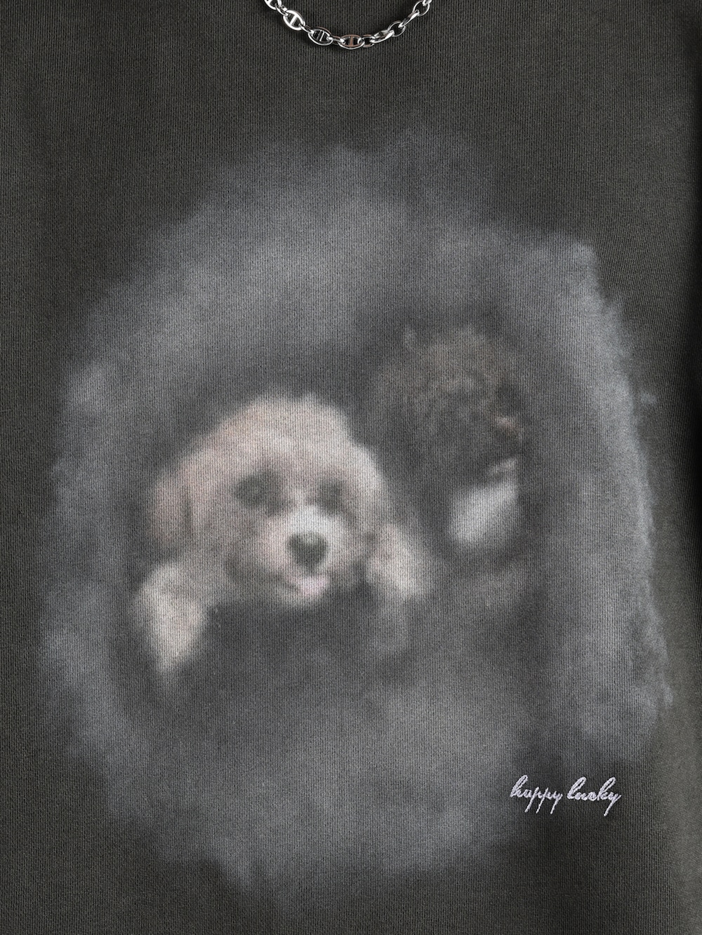 ブラック系のカーゴパンツ、ベージュ系のブーツ、ブラウン系のスウェットを着用したメンズの秋コーディネートの4枚目の写真