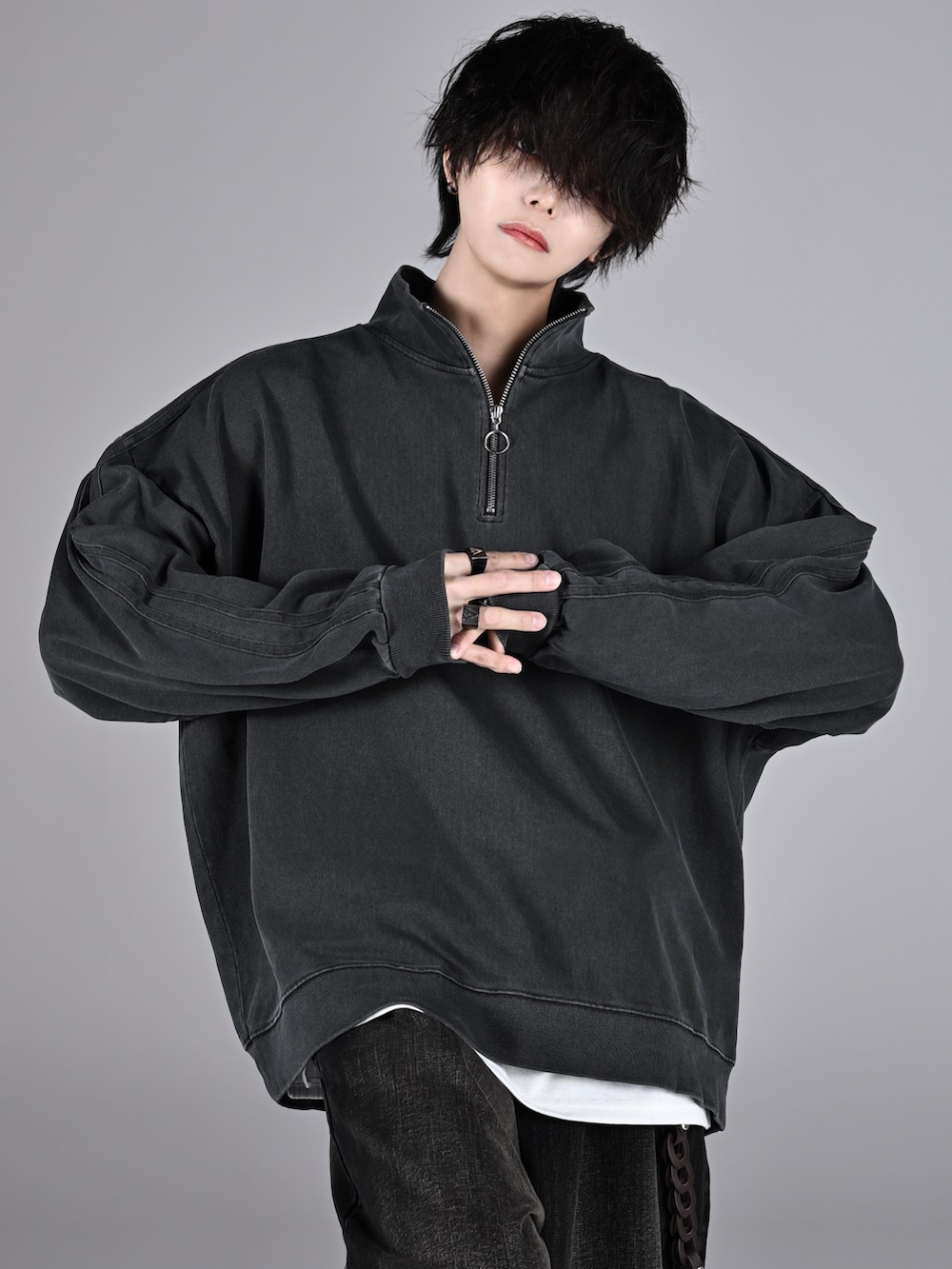 ホワイト系のタンクトップ、ブラック系のスニーカー、ブラック系のショルダーバッグを着用したメンズの冬コーディネートの2枚目の写真